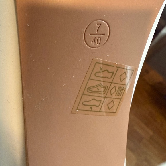 Boohoo White Pointed Toe Block Heel Ankle Boots - Picture 9 of 11